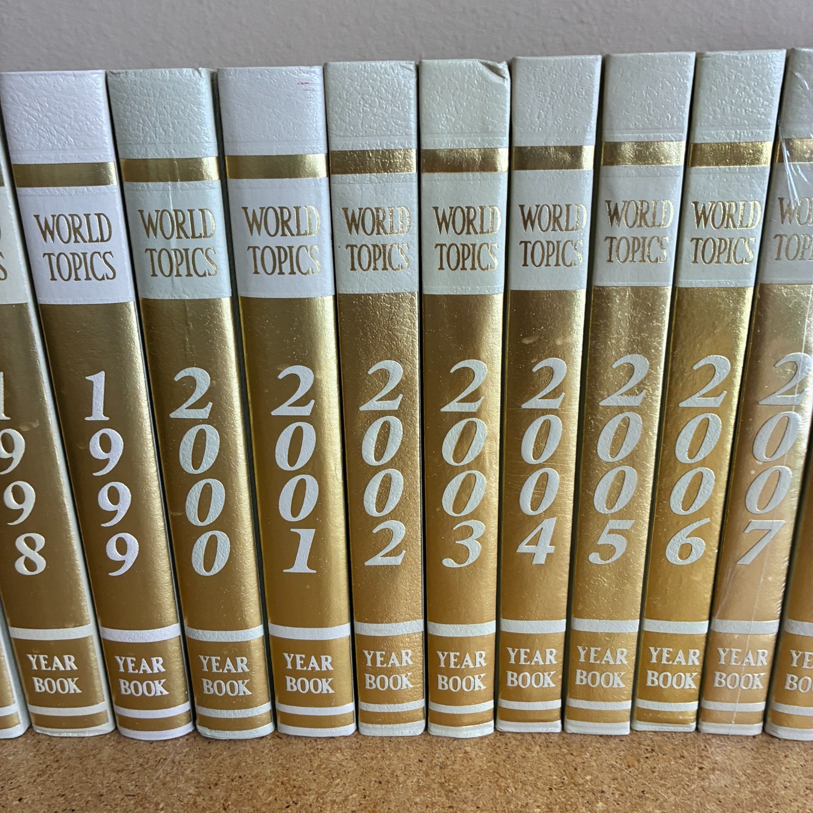 15 World Topics Year Book Yearbooks 1996-2010 Hardcover Books New, 2 Sealed