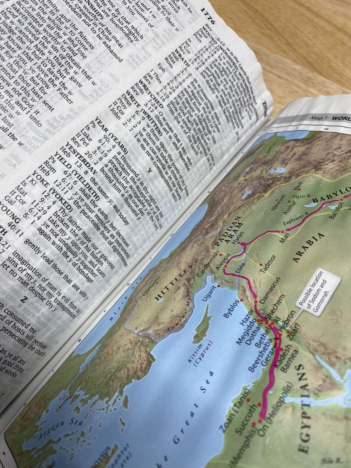 HOLY BIBLE KJV King James Version Classic Reference Giant Print Zondervan Black