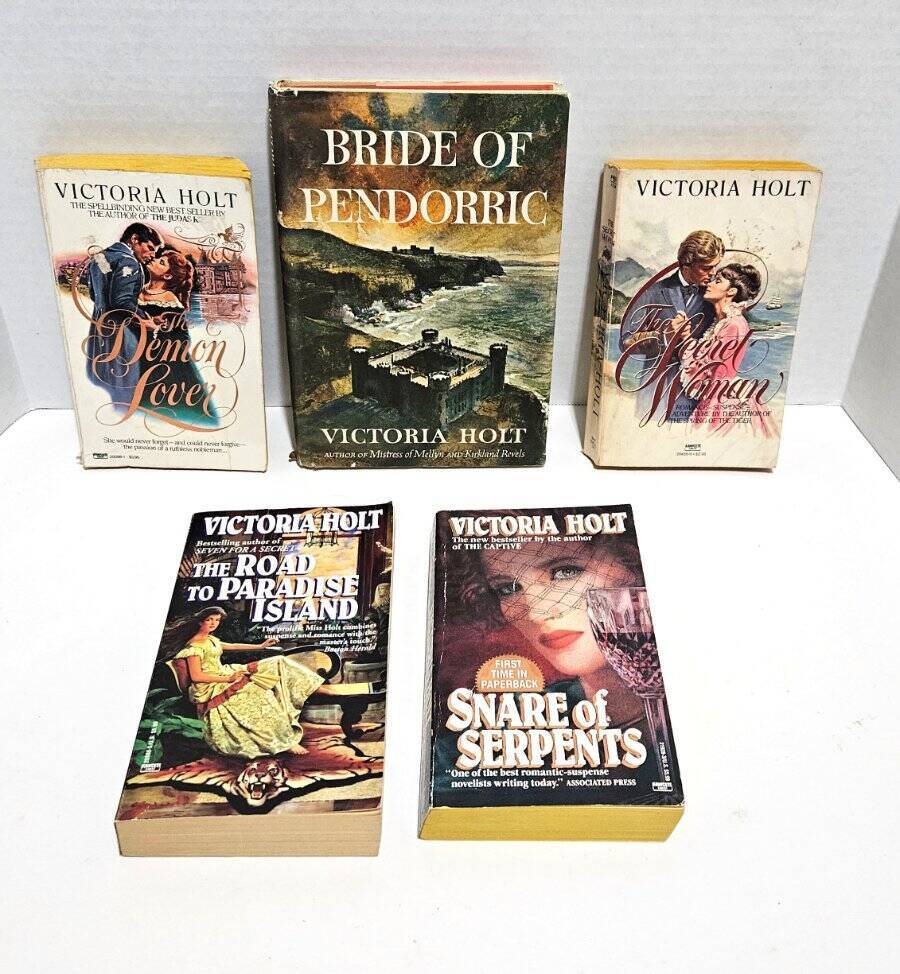 Lot of 10 Victoria Holt & Phyllis Whitney Romance & Suspense Demon Lover Domino