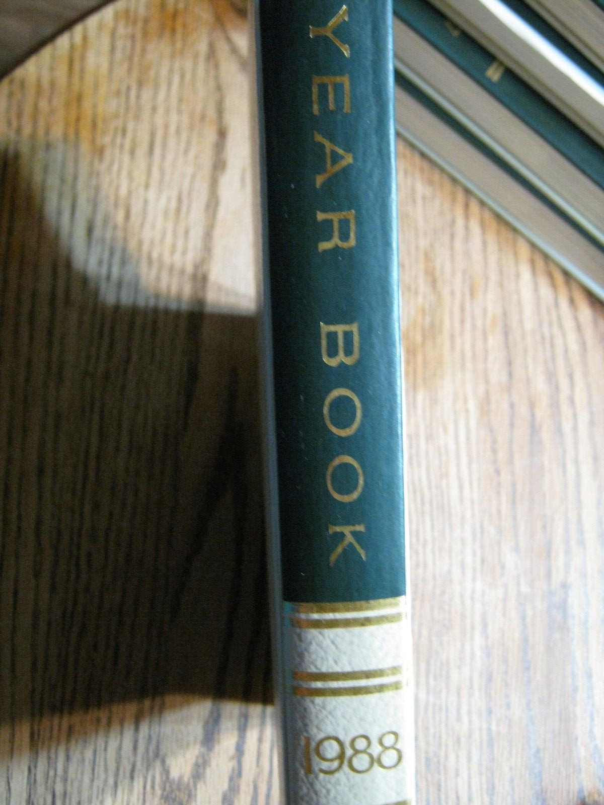 The World Book Yearbook 1988, 592 pages