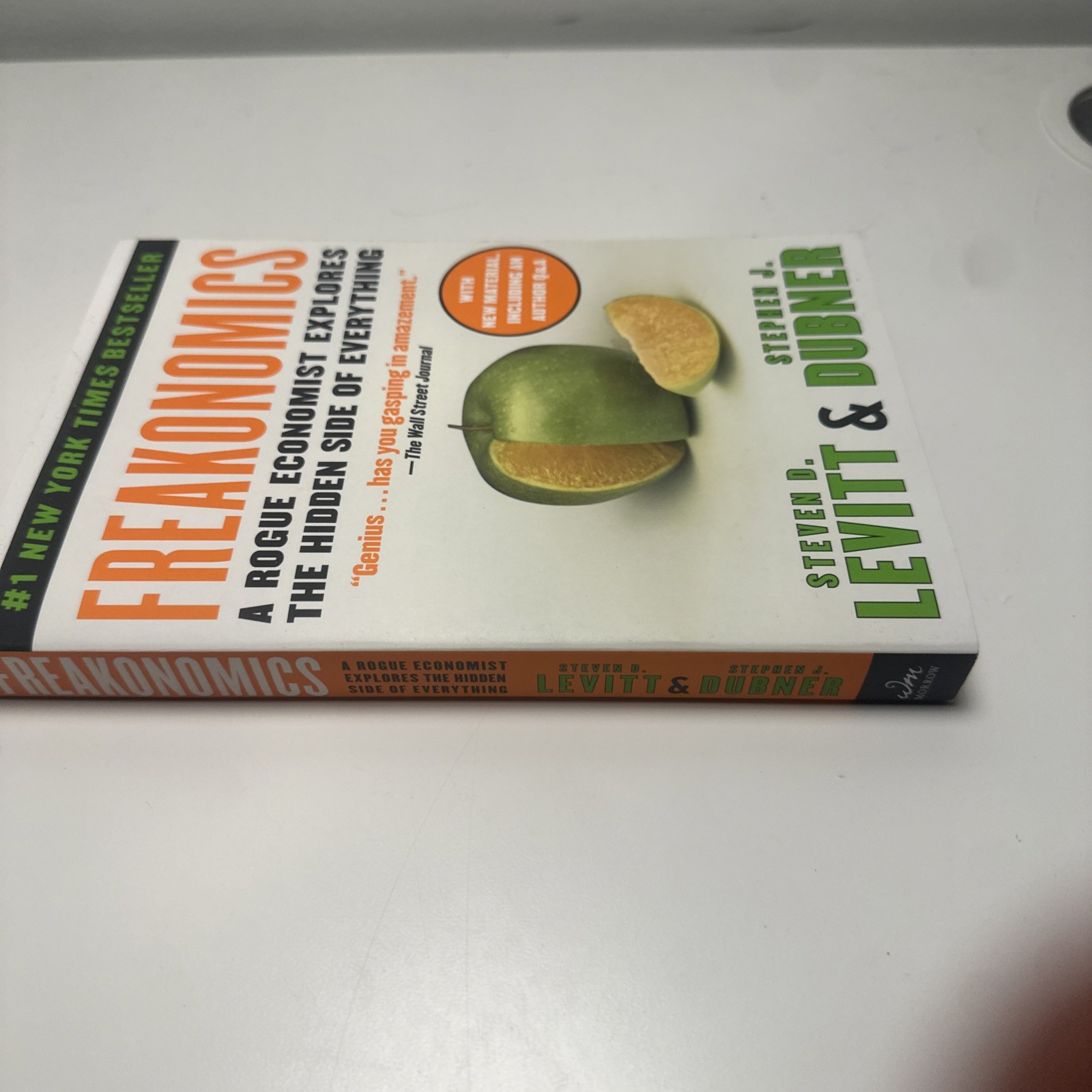 Freakonomics – Paperback, by Steven D. Levitt; Stephen J. Dubner – VERY GOOD