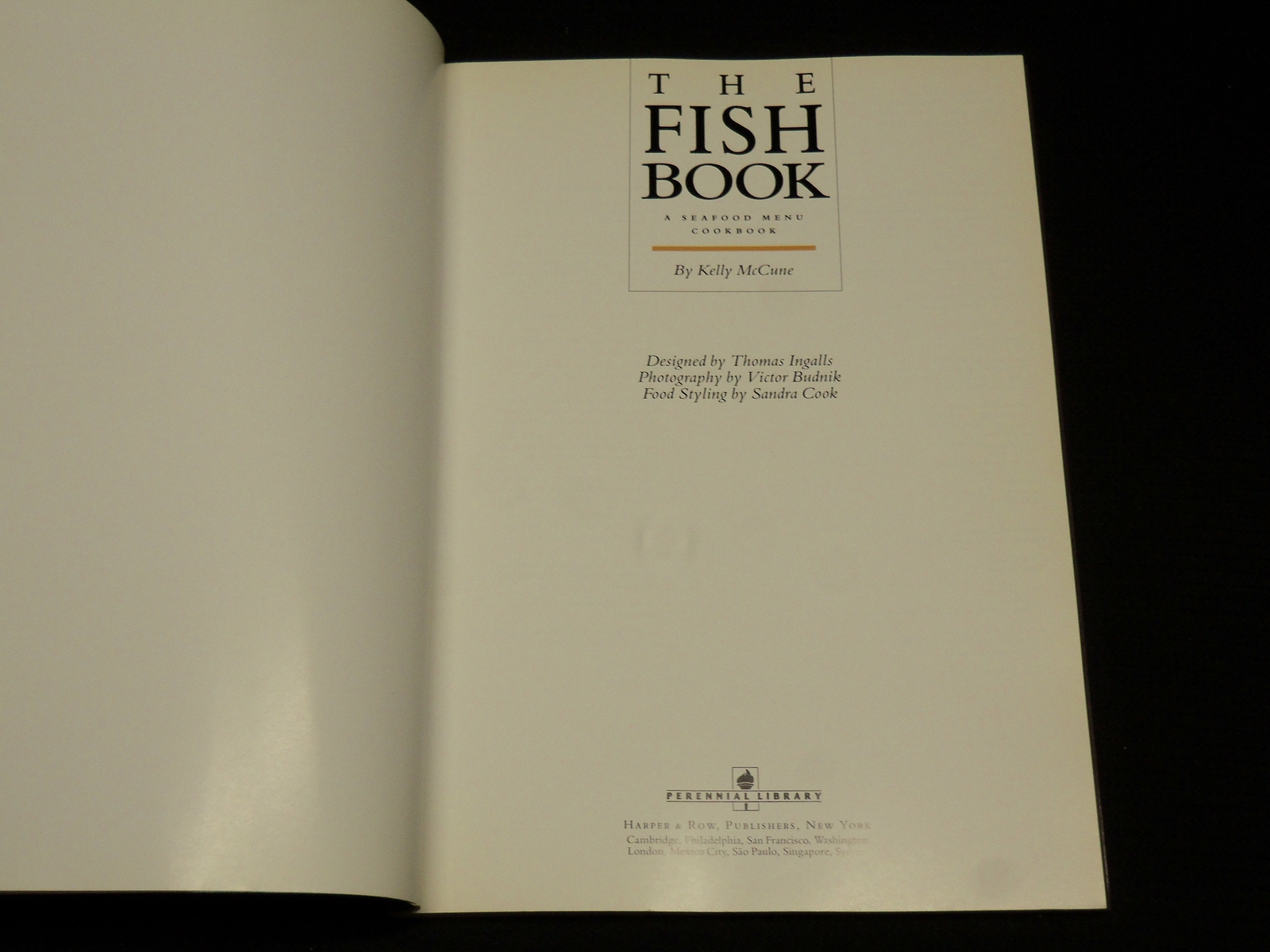 1985 THE FISH BOOK BY KELLY MCCINE – SOFTCOVER – NICE PHOTOS – R 719G