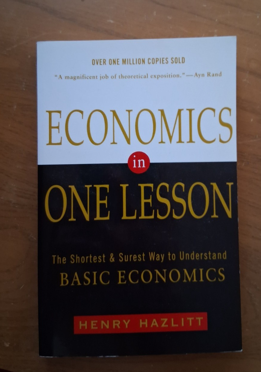 Economics in One Lesson by Henry Hazlitt (Paperback)