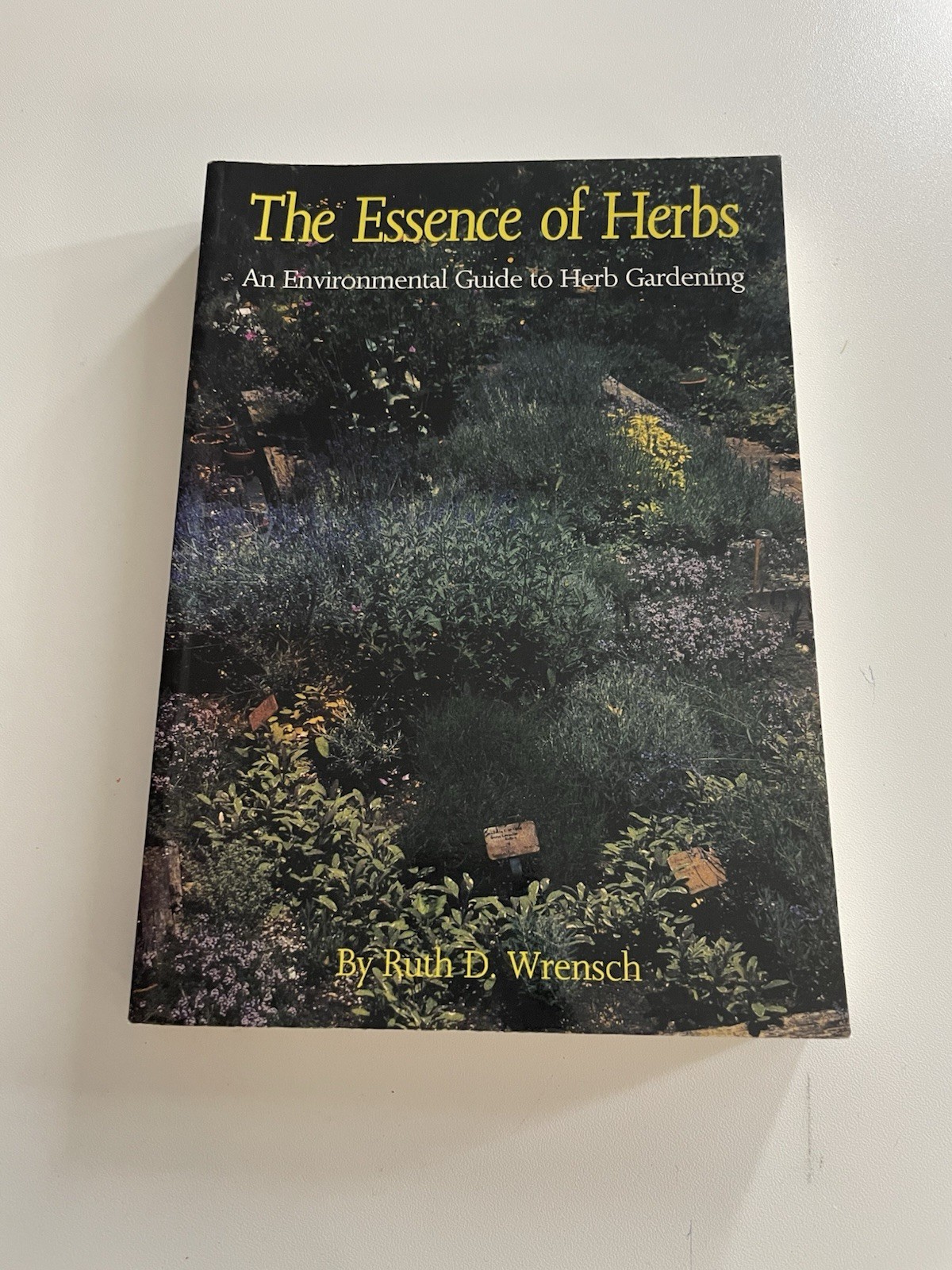 The Essence of Herbs/paperback/very good condition/299 pages