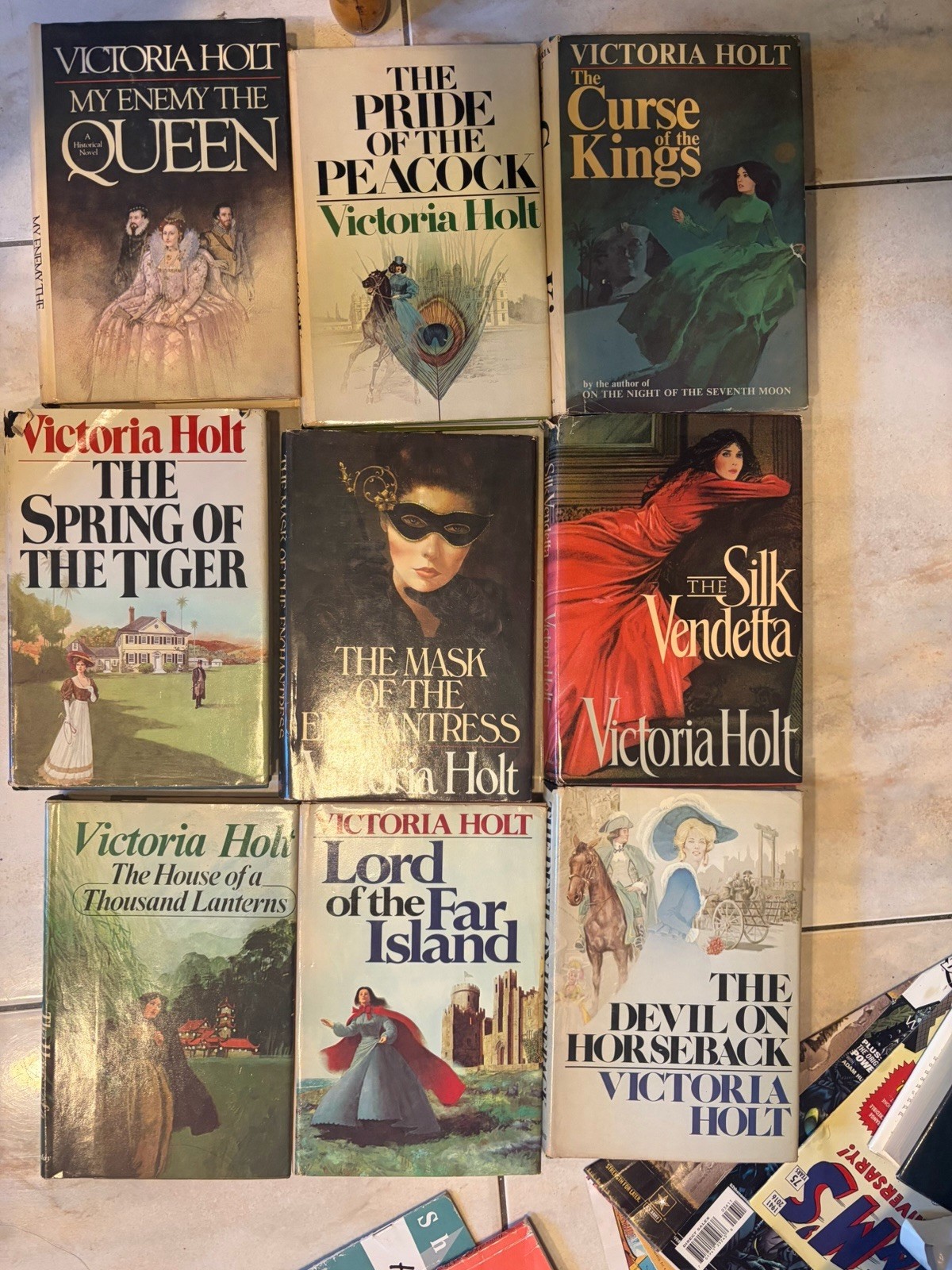 Lot 9 Victoria Holt Romance Mystery HCDJ