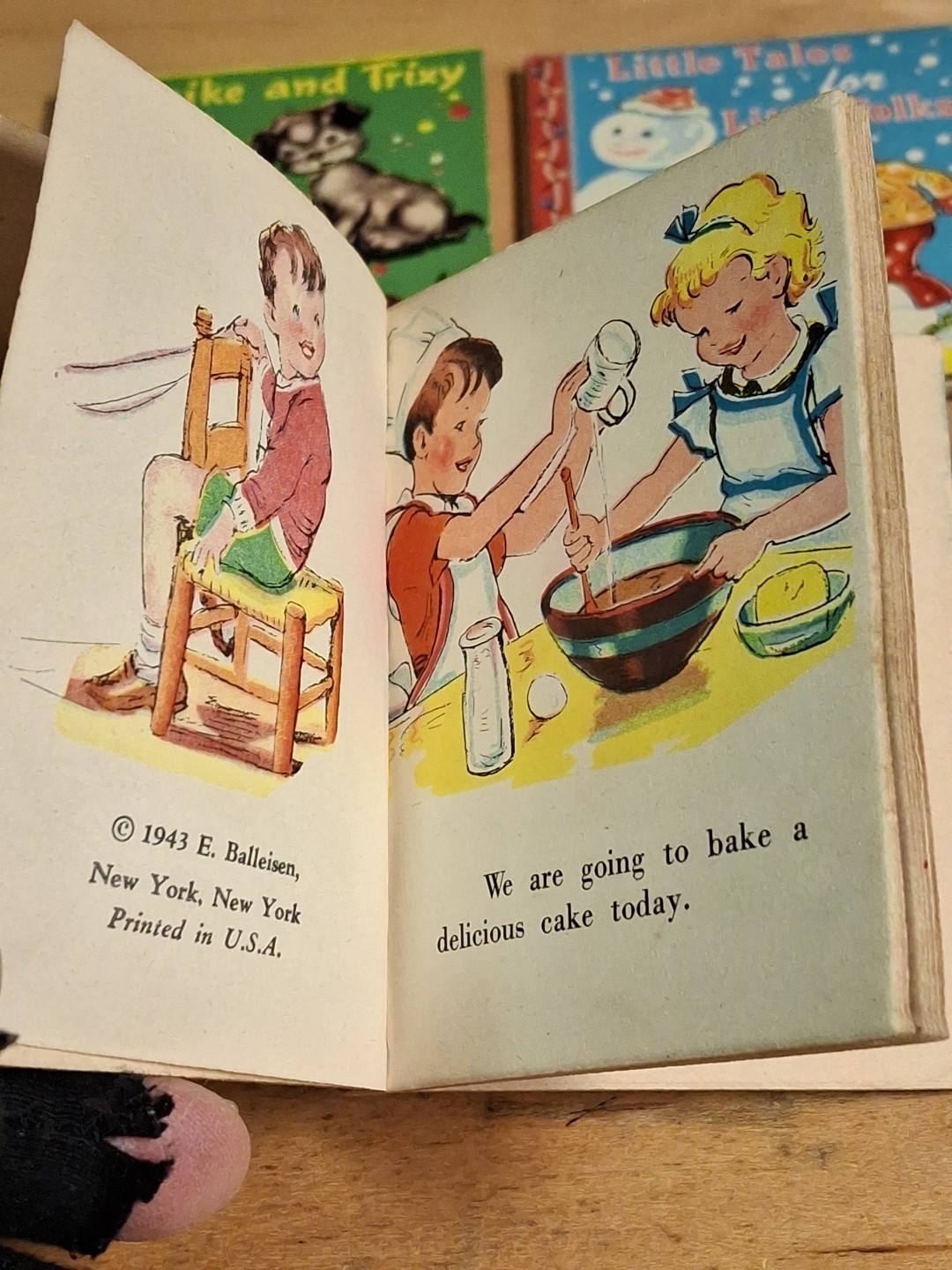 ANTQ Tom Thumb Books Rand McNally Lot 1943 1949 Nursery Rhymes Linen Dog Hankies