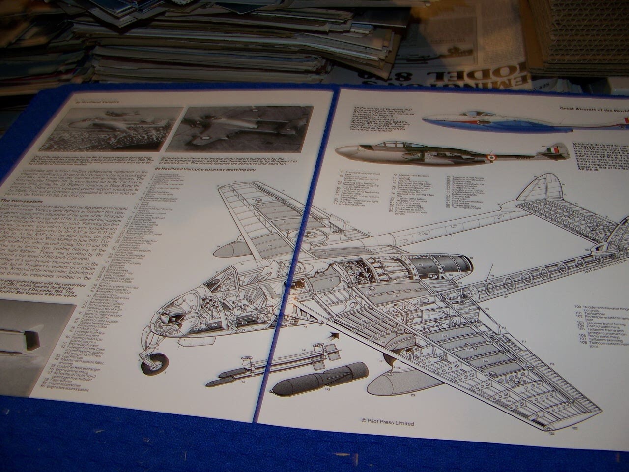 DE HAVILLAND VAMPIRE..CUTAWAY/4-PAGE POSTER/3-VIEWS/SPECS/PROFILES (592LL)