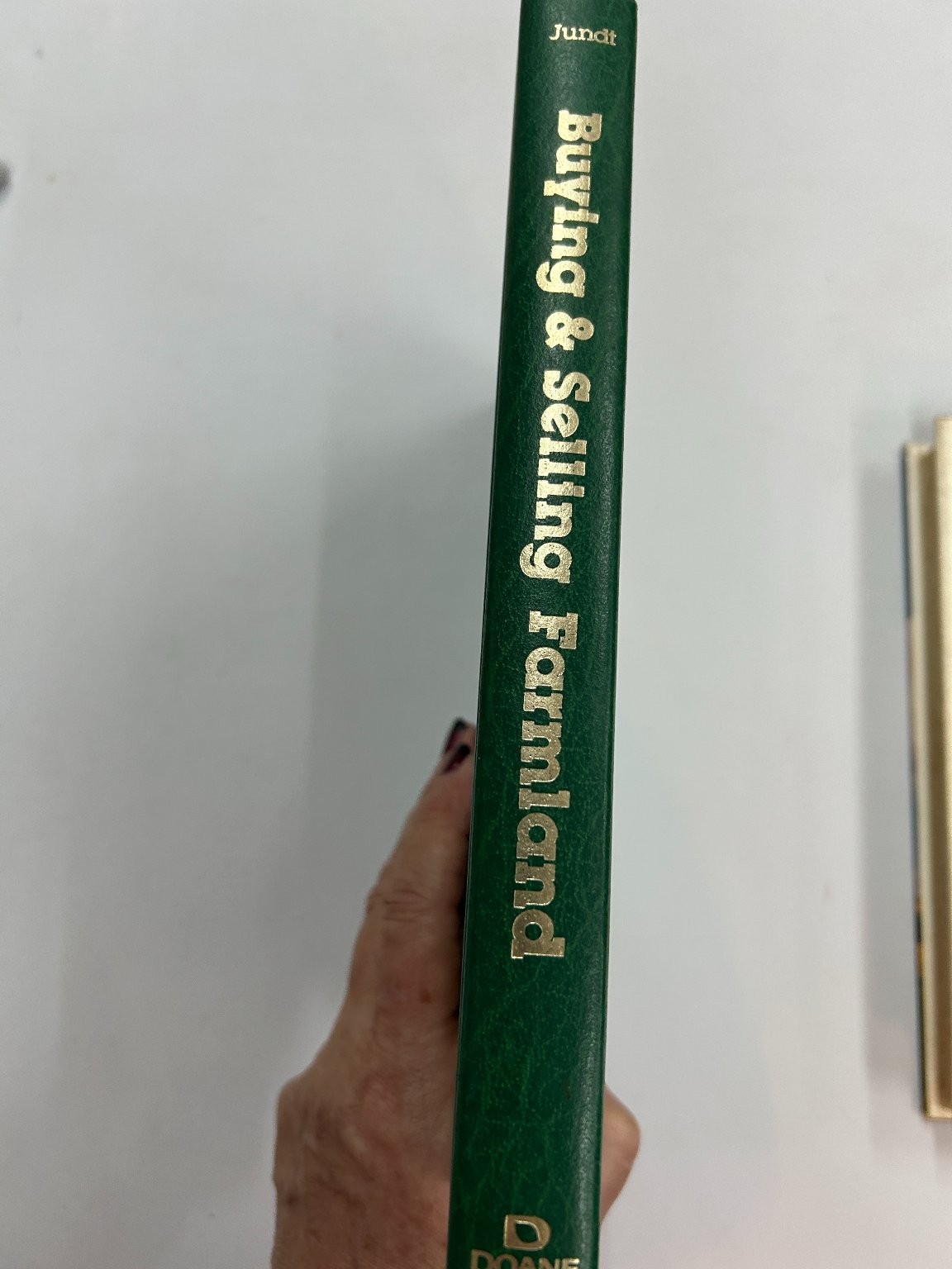 Buying & Selling Farmland Dwight W. Jundt 1980 Guide to Investment Doane