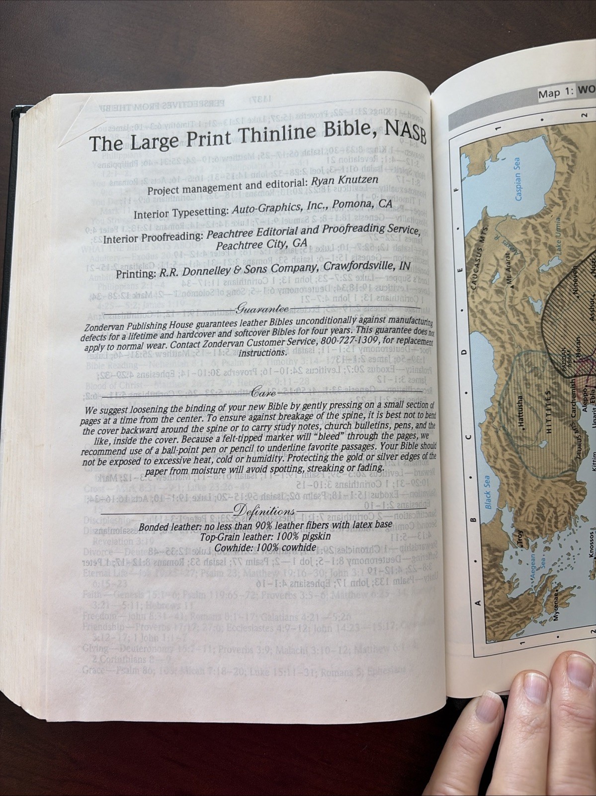 NASB Thinline Bible Red Letter Edition [Giant Print, Black] by Zondervan (1999)
