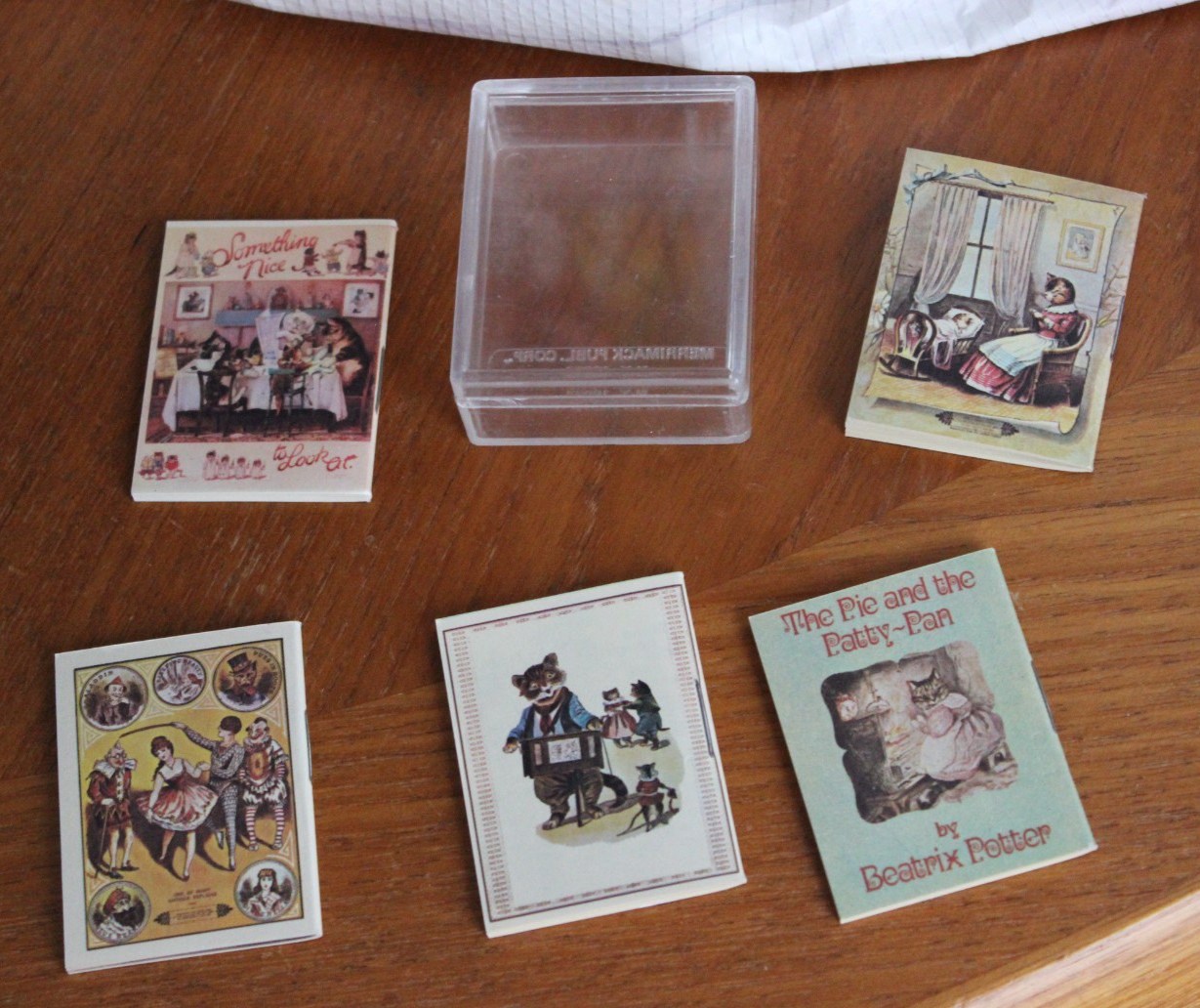 Merrimack Publishing Co. 1982 Set of 5 Mini Story Books w/Case, Hong Kong – NEW