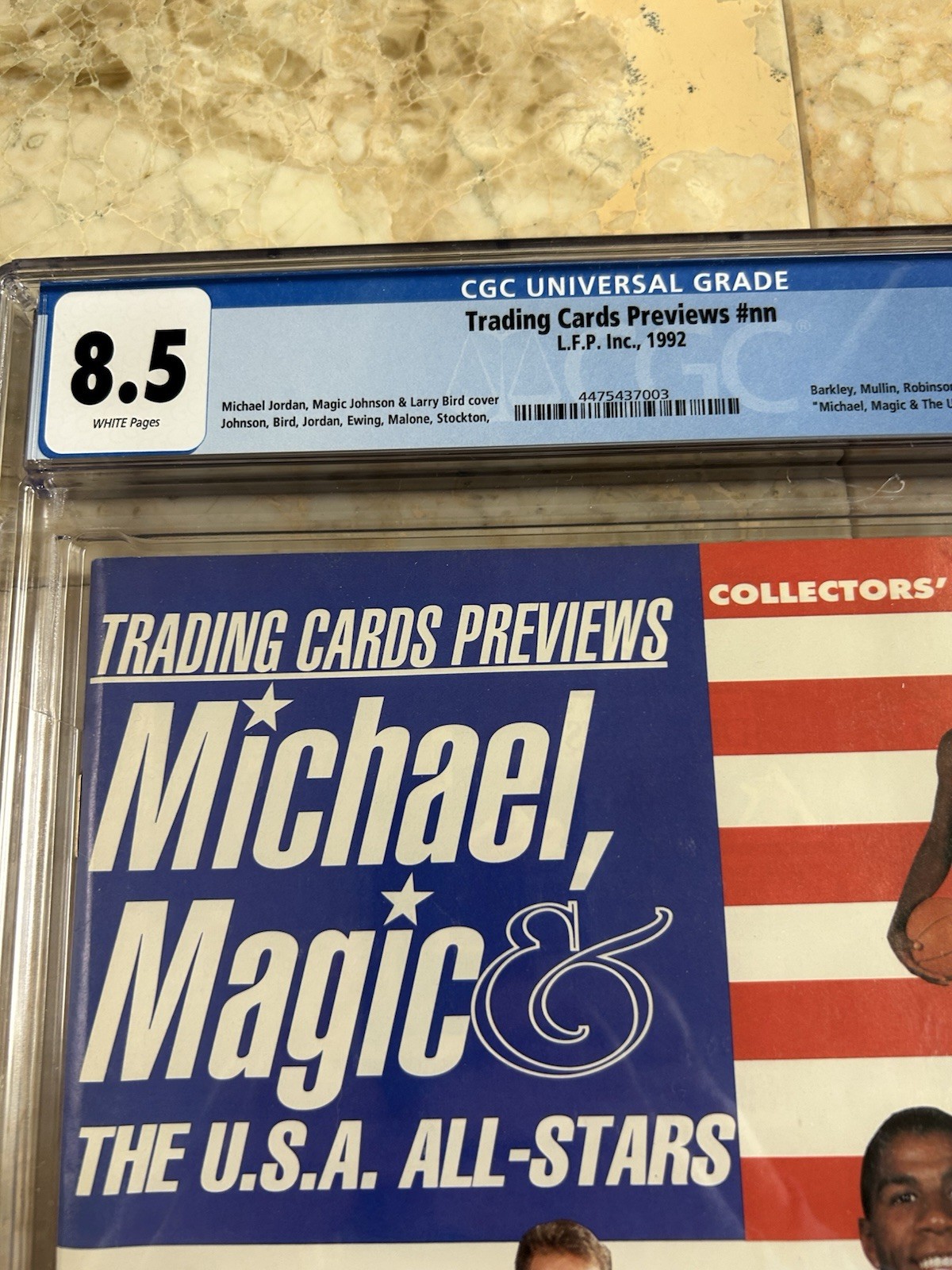 1992 TRADING CARDS PREVIEWS MAGAZINE – MICHAEL JORDAN & MAGIC JOHNSON – CGS 8.5