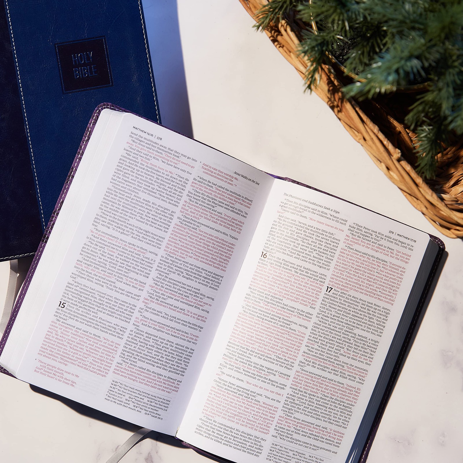 NKJV, Deluxe Gift Bible, Leathersoft, Gray, Red Letter, Comfort Print: Holy…