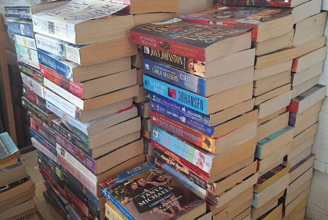 Lot of 100 Romance Paperback Books