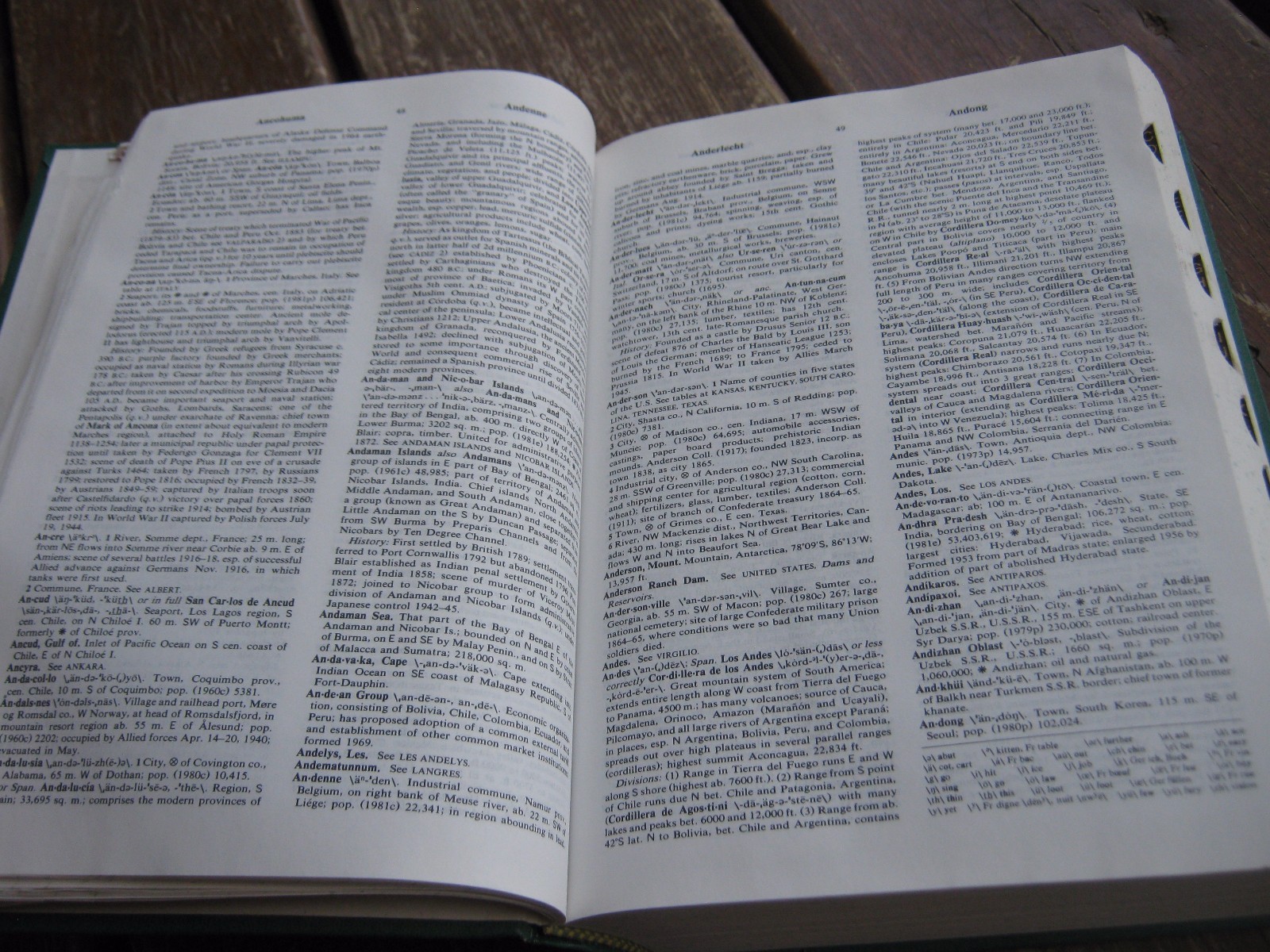 1984 Webster’s New Geographical Dictionary hardcover book 1376 pages