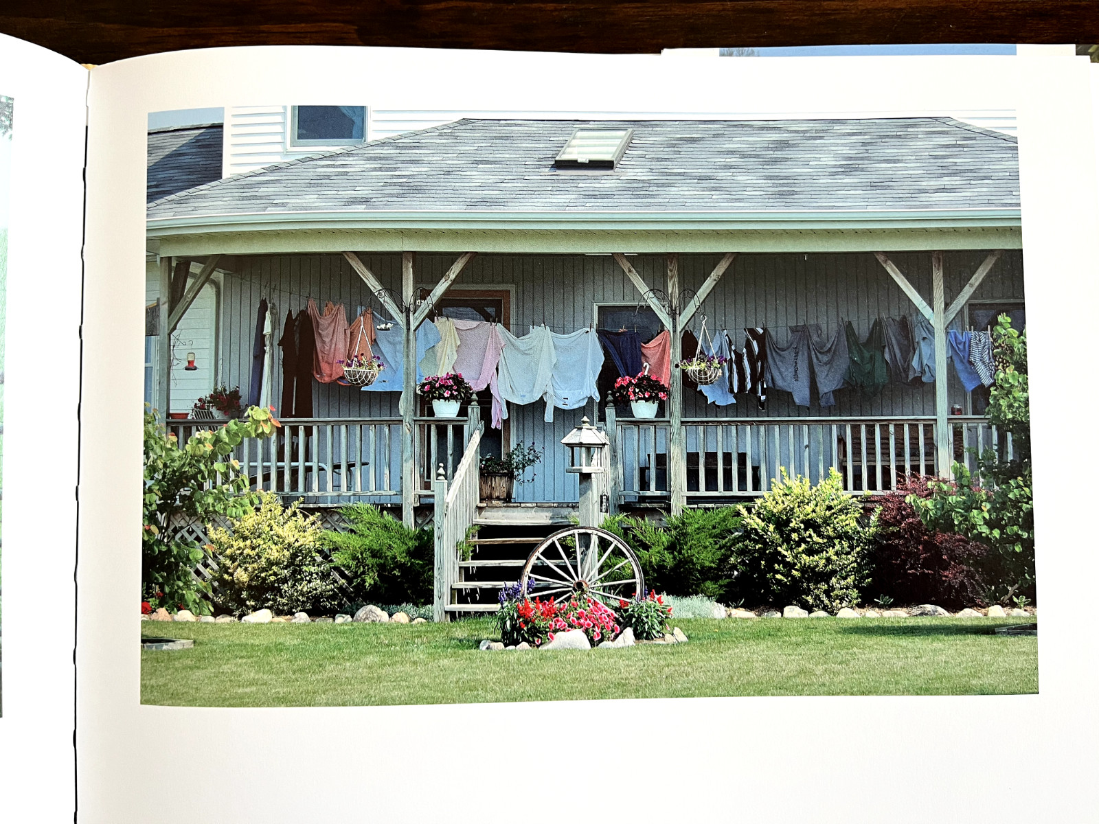 Amish Life : Living Plainly and Serving God Hardcover — Darryl D. Jones